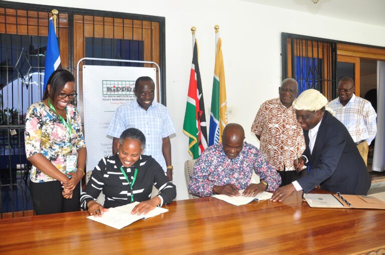 Kilifi County Governor H.E Gideon Mung’aro (right) and KIPPRA Executive Director Dr Rose Ngugi signing the MOU between Kilifi County and KIPPRA